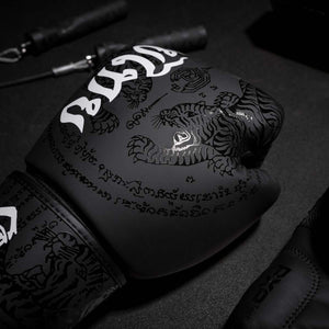 Die Phantom Athletics Kinder Boxhandschuhe – Muay Thai sind speziell für die Bedürfnisse von Kindern im Kampfsport entwickelt und bieten hervorragenden Schutz.