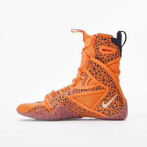 Die orangen Nike HyperKO 2 SE Oly Boxschuhe von Phantom Athletics bieten eine innovative Sohlentechnologie für sicheren Halt und schnelle Bewegungen im Ring.