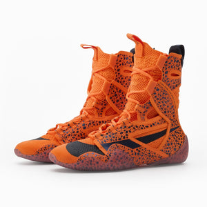 Diese Boxschuhe in auffälligem Orange von Nike, erhältlich bei Phantom Athletics, sind die ideale Wahl für Boxer, die Wert auf Design und Performance legen.