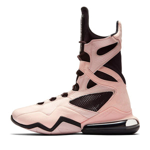 Hochwertiger Boxschuh von Nike in auffälligem Pink – perfekt für Training, Sparring und Fitness-Workouts. Das atmungsaktive Obermaterial und die stabile Außensohle sorgen für festen Stand und gute Belüftung. Entwickelt für Leistung und Stil im Kampfsport.