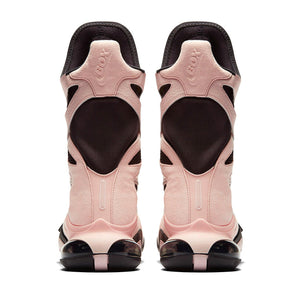 Stylischer Kampfsportschuh in Pink – der Nike Air Max Box bietet durchdachte Funktionalität für jedes Training. Die Kombination aus Traktion, Komfort und Air Max-Dämpfung macht ihn zum perfekten Begleiter im Gym und Ring. Für alle, die Leistung mit Design verbinden wollen.