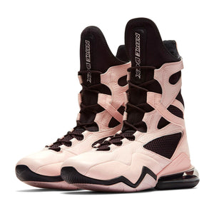 Nike Air Max Box Pink mit robuster Sohle und stützendem Knöchelbereich für maximale Sicherheit beim Boxtraining. Die reaktionsfreudige Dämpfung unterstützt schnelle Richtungswechsel und Beweglichkeit. Ein zuverlässiger Schuh für anspruchsvolle Athletinnen.
