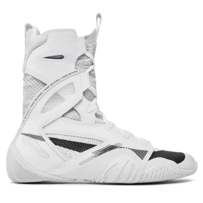 Der Nike HyperKO 2 Boxstiefel in Weiß vereint Leichtigkeit und Stabilität für maximale Performance im Ring. Ideal für Boxer, die auf Geschwindigkeit, Schutz und Kontrolle setzen. Entwickelt für ambitionierte Kampfsportler mit höchsten Ansprüchen.