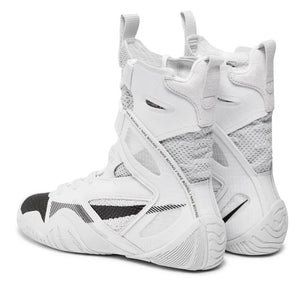 Der HyperKO 2 von Nike bietet optimalen Knöchelschutz und herausragende Traktion im Boxring. Sein leichtes Design ermöglicht schnelle Richtungswechsel und maximale Beweglichkeit. Perfekt für technische Boxer auf Wettkampfniveau.