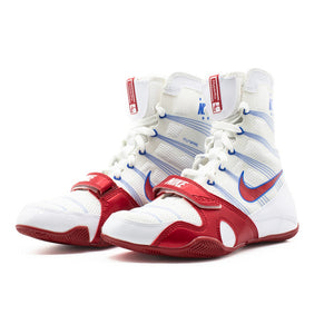Die Nike HyperKO MP Boxschuhe in Weiß-Rot, erhältlich bei Phantom Athletics, kombinieren modernes Design mit fortschrittlicher Technologie – perfekt für präzise Bewegungen im Ring.
