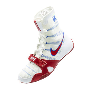 Diese weißen Boxschuhe von Nike mit roten Details, präsentiert von Phantom Athletics, bieten hervorragenden Halt und Flexibilität – ideal für dynamisches Sparring und Techniktraining.