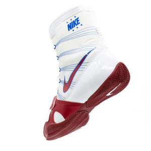 Die Nike HyperKO MP Boxschuhe in Weiß-Rot von Phantom Athletics zeichnen sich durch ihre atmungsaktive Konstruktion und leichte Bauweise aus – für ein angenehmes Tragegefühl während intensiver Trainingseinheiten.