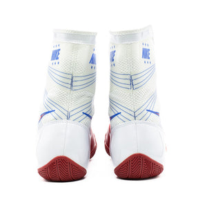 Die weißen Nike HyperKO MP Boxschuhe mit roten Akzenten, erhältlich bei Phantom Athletics, bieten eine rutschfeste Außensohle für sicheren Stand und präzise Bewegungen auf jeder Ringoberfläche.