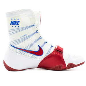 Die weißen Nike HyperKO MP Boxschuhe mit roten Akzenten von Phantom Athletics bieten exzellente Stabilität und Leichtigkeit – ideal für intensives Boxtraining und Wettkämpfe.