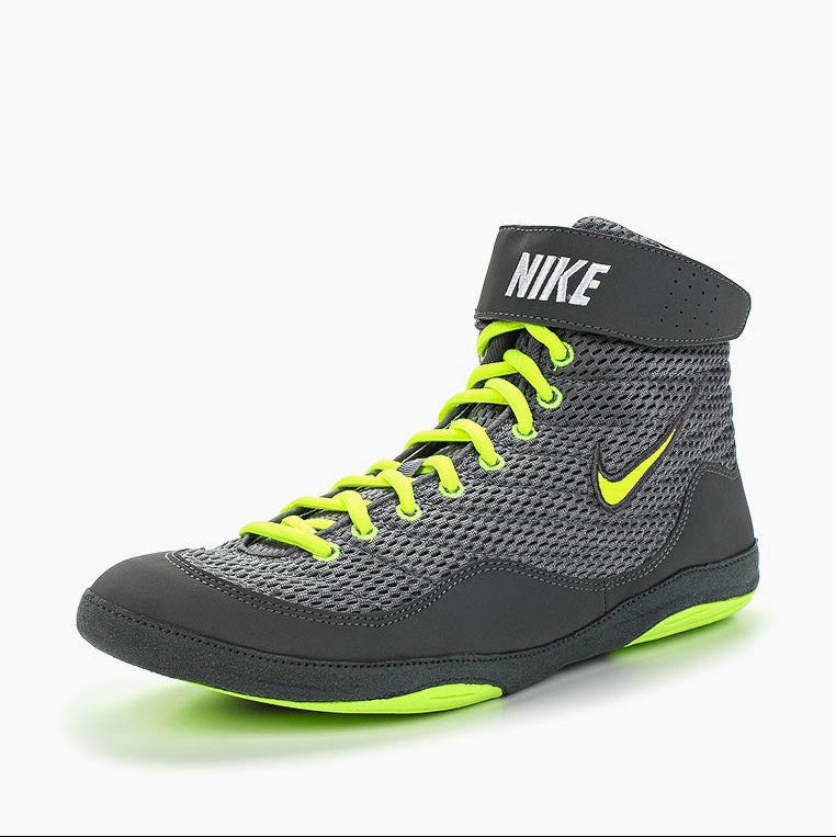 Die Nike Inflict 3 Ringerschuhe in Schwarz mit Neonakzenten von Phantom Athletics bieten eine leichte, flexible Konstruktion für optimale Beweglichkeit auf der Matte. Der verstellbare Knöchelriemen sorgt für sicheren Halt, während die rutschfeste Außensohle maximale Traktion bei schnellen Richtungswechseln bietet. Ideal für ambitionierte Ringer, die Wert auf Performance und Komfort legen.