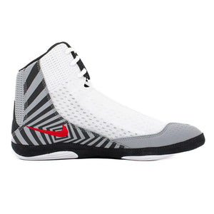 Weiß-graue Nike Inflict 4 SE Ringerschuhe mit atmungsaktivem Mesh-Obermaterial, die beim Wrestling und MMA-Training hervorragenden Grip und Bewegungsfreiheit bieten. Premium-Leistung für intensives Sparring und Wettkampf auf der Matte.