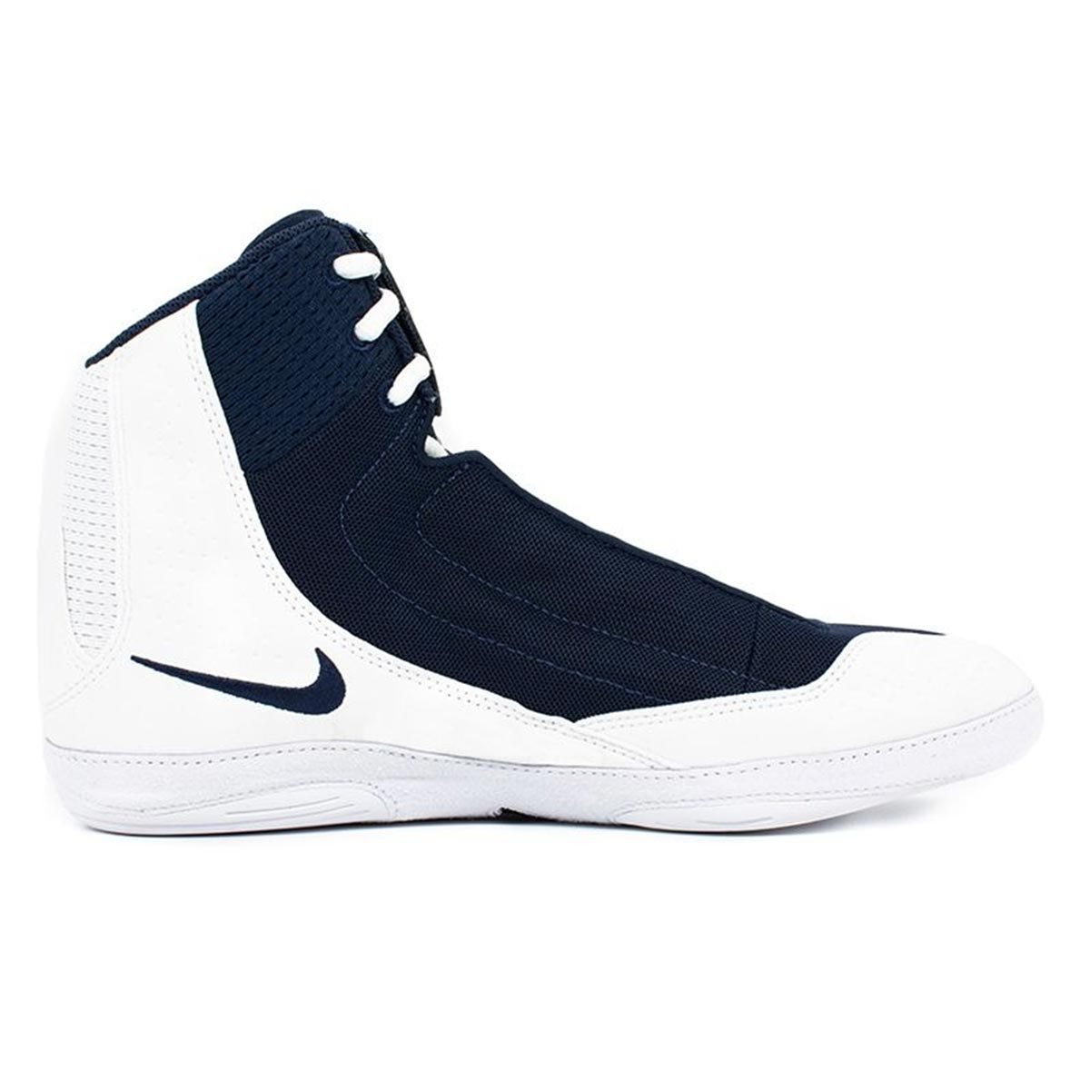 Nike Inflict 4 Wrestling-Schuhe in Weiß und Navy mit leichtem, atmungsaktivem Obermaterial und griffiger Sohle für maximale Performance beim Wrestling-Training, MMA-Sparring und Bodenkampf. Hochwertiger Kampfsport-Schuh für ambitionierte Athleten und Wettkämpfer.