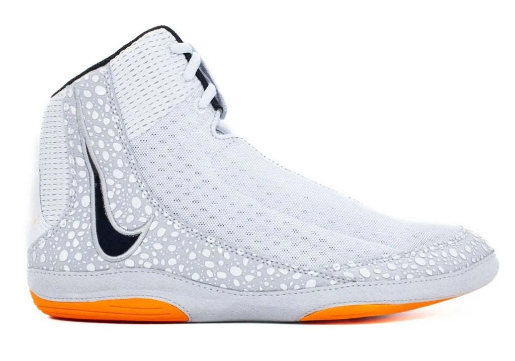 Nike Inflict 4 Ringerschuhe in Grau mit orangen Akzenten – entwickelt für Wrestling, MMA und Grappling, bieten sie optimalen Grip und Beweglichkeit.