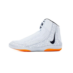 Nike Inflict 4 in Grau ist ein professioneller Wrestling- und Grappling-Schuh, der durch sicheren Halt, flexibles Design und modernes Kampfsport-Style überzeugt.