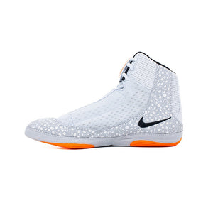 Stylische Ringerschuhe in Grau-Orange, die durch hochwertige Verarbeitung und Komfort überzeugen, perfekt für intensives Kampfsporttraining.