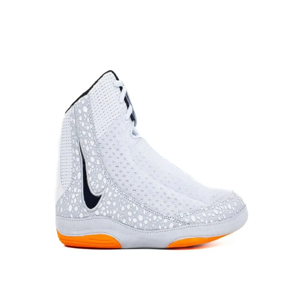 Nike Inflict 4 Ringerschuhe in Grau mit orangen Akzenten – entwickelt für Wrestling, MMA und Grappling, bieten sie optimalen Grip und Beweglichkeit.