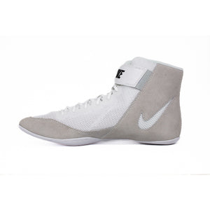 Die Nike Speedsweep VIII Ringerschuhe bieten eine leichte, flexible Sohle mit direktem Bodenkontakt – ideal für präzises Footwork im Sparring. Eine Premium-Auswahl für Profis im Kampfsport.