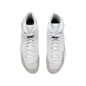 Die Nike Speedsweep VIII Ringerschuhe Weiß bieten eine hochwertige Mischung aus Mesh und Suede für Luftdurchlässigkeit und Strapazierfähigkeit. Entsprechend bestens geeignet für intensives Muay-Thai- und Sparring-Training.