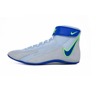 Mit den Nike Speedsweep VIII Wrestling Shoes in Grau-Blau-Neon sicherst du dir exzellenten Halt auf der Matte dank rutschfester Gummisohle. Perfekt für schnelle Richtungswechsel im Jiu-Jitsu, Muay Thai oder Kickboxen – Performance trifft auf Marke.