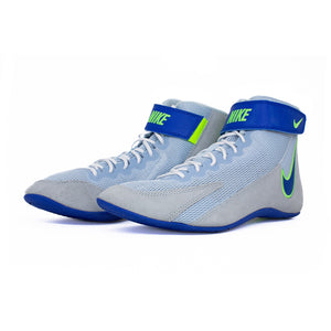 Die Nike Speedsweep VIII Wrestling Shoes – Grau-Blau-Neon bieten höchste Kontrolle und Stabilität durch strukturierte Mittelsohle und griffige Außensohle. Perfekt für Wettkampfsituationen im Boxen oder MMA.
