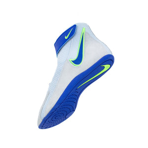 Die Nike Speedsweep VIII Wrestling Shoes in Grau-Blau-Neon sind ein ultraflaches Kampfsport-Upgrade mit direktem Bodenkontakt, das schnelle Wendungen auf der Matte ermöglicht – made for performance.