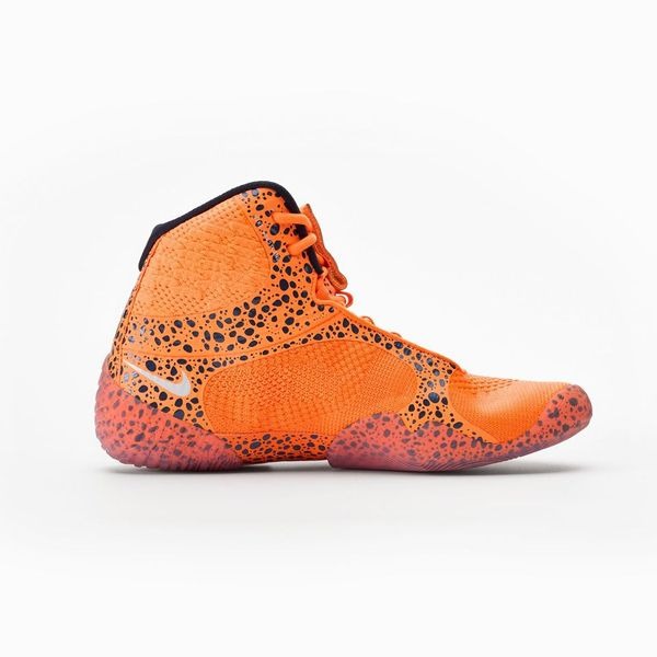 Diese orangenen Ringerschuhe von Nike kombinieren stylisches Aussehen mit technischer Funktionalität. Sie sind perfekt für intensive Trainingseinheiten im Ringen und anderen Kampfsportarten geeignet.