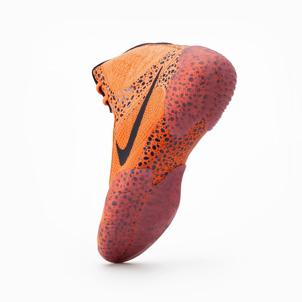 Mit den Oly Orange Ringerschuhen von Nike hast du optimalen Halt auf jedem Untergrund. Das leichte und atmungsaktive Material sorgt für Komfort und Bewegungsfreiheit im Kampf.