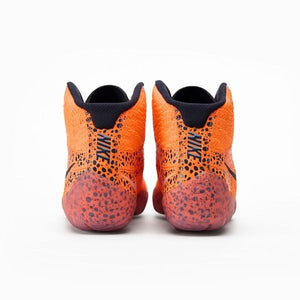 Orangene Nike Ringerschuhe mit stabiler Sohle für Kontrolle und Reaktionsfähigkeit auf der Matte. Diese Schuhe unterstützen dich bei jedem Takedown und jeder Technik im Kampfsport.