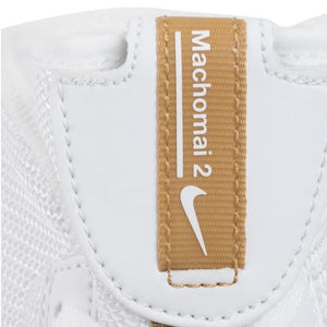 Nike Machomai 2 in Weiß mit Gold (321819-170) – Der ideale Boxschuh für ambitionierte Athleten. Die dünne Sohle unterstützt schnelle, agile Fußarbeit und sorgt für perfekten Grip auf jeder Oberfläche.