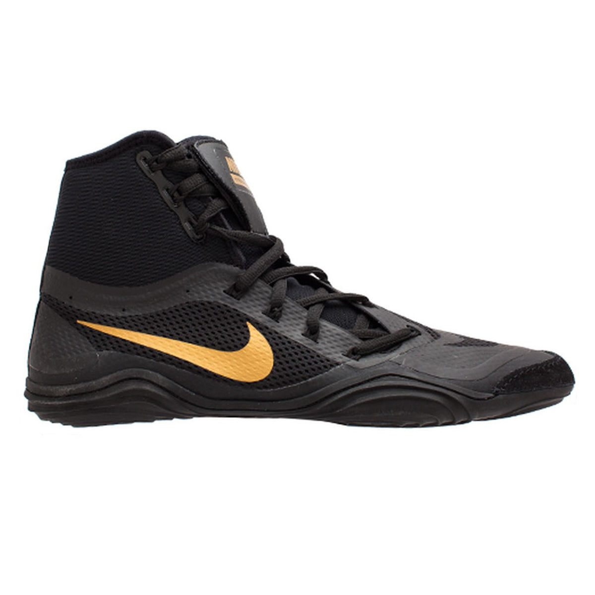 Zapatos de lucha Nike HYPERSWEEP LE. El zapato de lucha profesional para todos los luchadores ambiciosos. Con la tecnología más avanzada, Nike Hypersweep te brinda mucho agarre en la alfombra de lucha. En entrenamiento y competición. Aquí en color negro/oro.