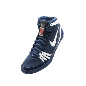 Die Nike Freek Ringerschuhe in Navy-Blau sind mit einer flexiblen, rutschfesten Sohle ausgestattet. Entwickelt für optimale Performance und sicheren Halt auf jeder Matte.