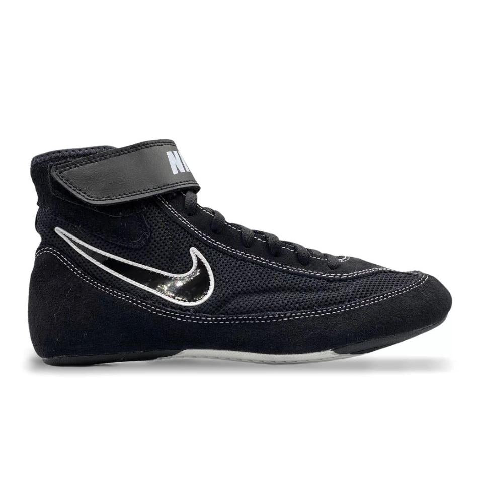 Die Nike Speedsweep VII Ringerschuhe in Schwarz wurden speziell für das Wrestling und den Ringsport entwickelt. Diese leichten Schuhe bieten dank ihrer griffigen Gummisohle optimalen Halt auf der Matte und sind ideal für intensives Training und Wettkampf, da sie die nötige Stabilität für schnelle Bewegungen gewährleisten.