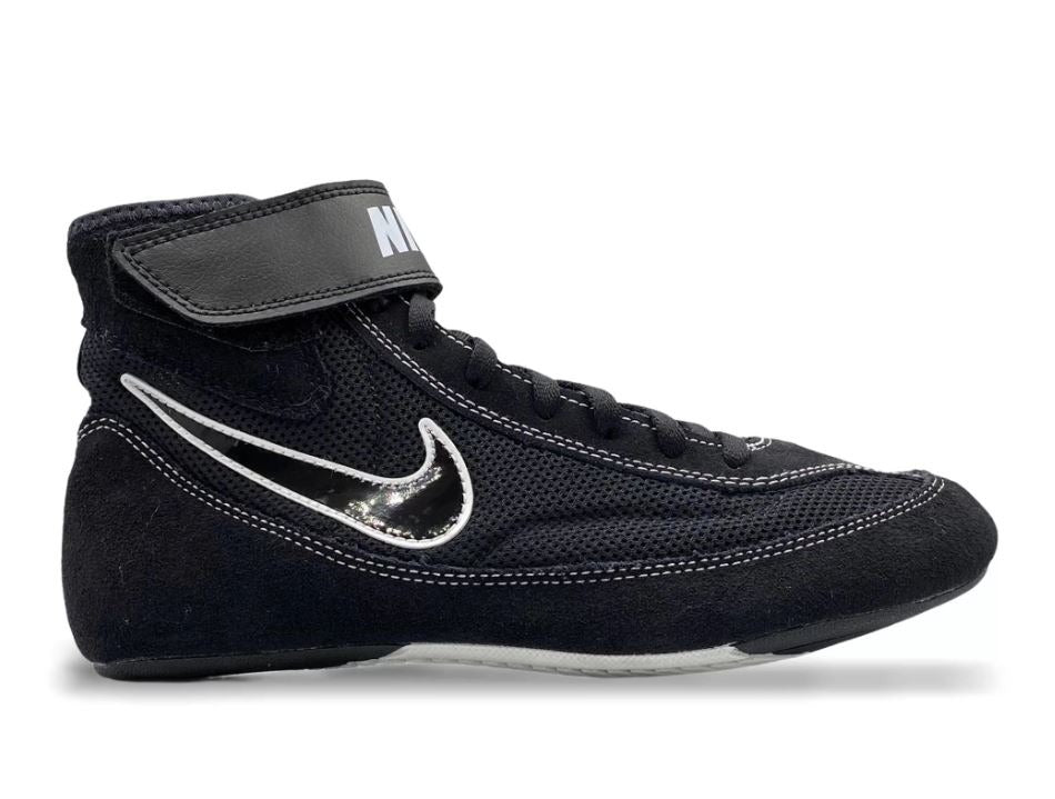 Die Nike Speedsweep VII Ringerschuhe in Schwarz wurden speziell für das Wrestling und den Ringsport entwickelt. Diese leichten Schuhe bieten dank ihrer griffigen Gummisohle optimalen Halt auf der Matte und sind ideal für intensives Training und Wettkampf, da sie die nötige Stabilität für schnelle Bewegungen gewährleisten.