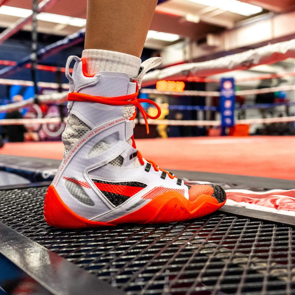 Nike HyperKO 2 Boxschuhe in Weiß-Crimson, entwickelt für anspruchsvolles Boxtraining, intensives Sparring und explosive Fußarbeit im Ring. Der hochwertige Kampfsport-Schuh überzeugt durch leichte Stabilität, starken Halt und optimale Traktion für ambitionierte Boxer und MMA-Athleten. Ideal für Performance-orientiertes Training im Gym und professionelle Kampfsport-Einheiten.