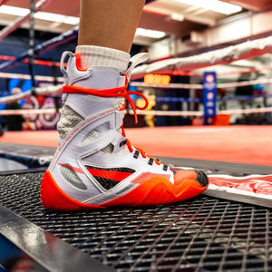 Nike HyperKO 2 Boxschuhe in Weiß-Crimson, entwickelt für anspruchsvolles Boxtraining, intensives Sparring und explosive Fußarbeit im Ring. Der hochwertige Kampfsport-Schuh überzeugt durch leichte Stabilität, starken Halt und optimale Traktion für ambitionierte Boxer und MMA-Athleten. Ideal für Performance-orientiertes Training im Gym und professionelle Kampfsport-Einheiten.