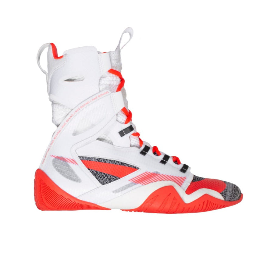 Nike HyperKO 2 Boxschuhe in Weiß-Crimson, ein hochwertiger Kampfsport-Schuh für intensives Boxen, Sparring und schnelle Fußarbeit im Ring. Der leichte Trainingsschuh bietet erstklassige Traktion und Stabilität für ambitionierte Boxer und MMA-Athleten im Gym. Perfekt für dynamisches Boxtraining, Kraft- & Konditionseinheiten.
