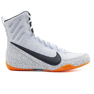 Die Nike Machomai 3 SE Boxschuhe in Grau/Orange bieten durch ihr leichtes Mesh-Obermaterial und die flexible Gummisohle optimalen Halt und Agilität im Ring – ideal für intensives Boxtraining und Wettkämpfe.