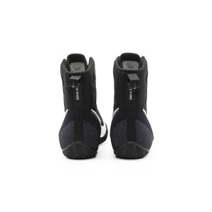 Die Nike Machomai 3 Boxschuhe in Schwarz bieten durch ihre rutschfeste Gummisohle hervorragenden Grip auf dem Ringboden und unterstützen dich bei jeder Bewegung mit optimaler Stabilität.