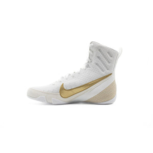 Mit den Nike Machomai 3 Boxschuhen Weiß-Gold profitierst du von einer flexiblen Gummisohle, die hervorragenden Grip und Kontrolle auf dem Ringboden bietet.