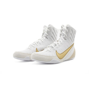 Diese Nike Machomai 3 Boxschuhe in Weiß-Gold schützen deine Füße durch verbesserte Ösen vor Druck, während du schnell und sicher in den Ring steigst.