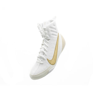 Die Nike Machomai 3 Boxschuhe Weiß-Gold kombinieren stylisches Design mit Funktion: ein atmungsaktives Obermaterial und robuste Konstruktion für lange Trainingssessions.
