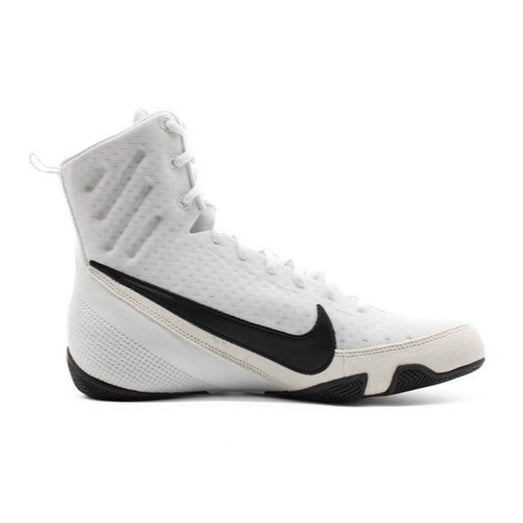 Die Nike Machomai 3 Boxschuhe in Weiß bieten durch ihr leichtes Mesh-Obermaterial und die flexible Gummisohle optimalen Halt und Agilität im Ring – ideal für intensives Boxtraining und Wettkämpfe.