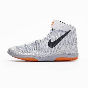 Orange‑schimmernde Phantom Athletics Wrestling‑Shoes Nike Inflict SE Oly mit leichtem, flexiblem Design für maximale Beweglichkeit auf der Matte beim Ringen und MMA‑Training.