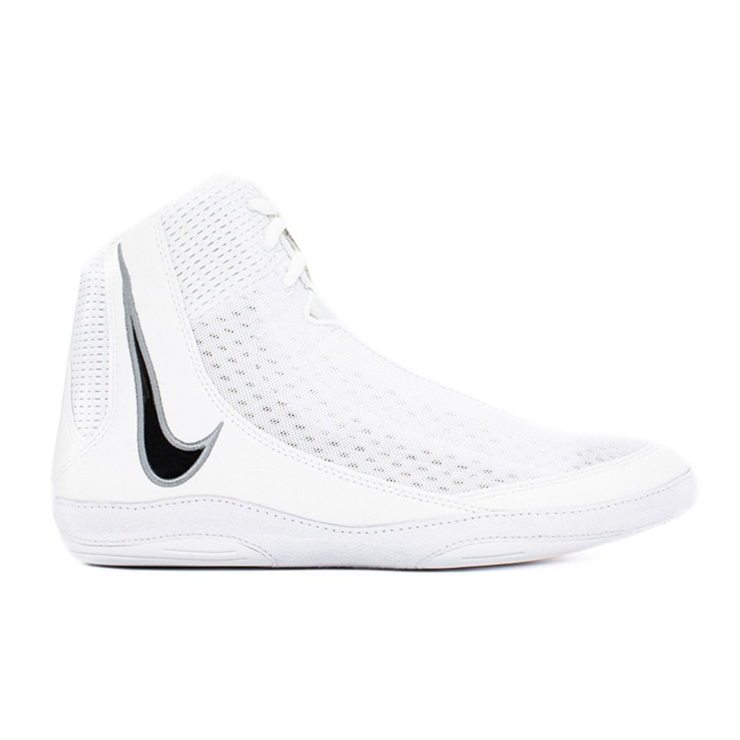 Die weißen Nike Inflict 4 Ringerschuhe sind die perfekte Wahl für Grappling, Ringen und MMA-Training. Sie bieten leichten Halt, hohe Stabilität und sind ideal für intensive Kampfsport-Einheiten auf höchstem Niveau.
