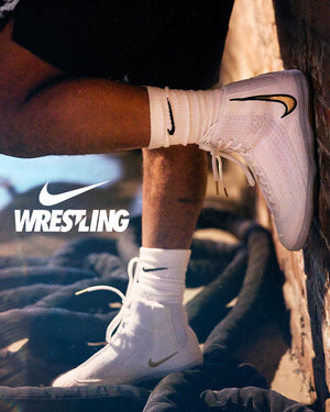 Diese Kampfsport-Schuhe von Nike liefern präzises Handling und exzellenten Grip bei Moves wie Takedowns oder schnellen Pivot-Drehungen – dank Gumsohle mit Umwickelung und stabiler Zwischensohle in Profi-Qualität.