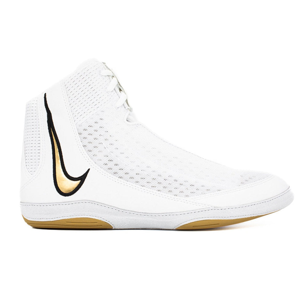 Weiß-goldene Nike Inflict 4 Ringerschuhe bieten höchste Markenqualität für ambitioniertes Kampfsport-Training. Mit atmungsaktivem Mesh und griffiger Gumsohle liefern sie Stabilität und Geschwindigkeit bei MMA, Ringen und Grappling.