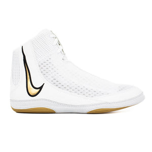 Weiß-goldene Nike Inflict 4 Ringerschuhe bieten höchste Markenqualität für ambitioniertes Kampfsport-Training. Mit atmungsaktivem Mesh und griffiger Gumsohle liefern sie Stabilität und Geschwindigkeit bei MMA, Ringen und Grappling.