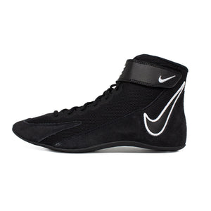 Die Nike Speedsweep VIII Wrestling Shoes sind ein leichter, atmungsaktiver Trainingsschuh mit starker Gummisohle für stabilen Stand auf der Matte. Die Premiummarke steht für Qualität und Leistung bei Jiu-Jitsu, Grappling und Sparring.