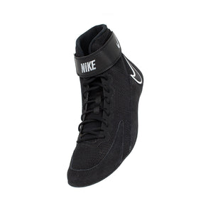 Die Nike Speedsweep VIII Wrestling Shoes überzeugen mit dünner, flexibler Sohle für optimalen Bodenkontakt und schnelle Richtungswechsel. Ein Premium-Schuh für Jiu-Jitsu- und MMA-Athleten, die Marke und Performance schätzen.