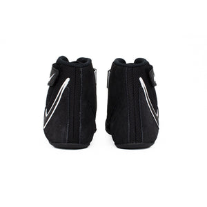 Die Nike Speedsweep VIII bieten ein ultraleichtes Design bei gleichzeitig zuverlässigem Halt – unterstützt durch EVA-Sockliner und flexible Außensohle. Beste Wahl für Trainingseinheiten im Kickboxen und Grappling auf Profi-Niveau.